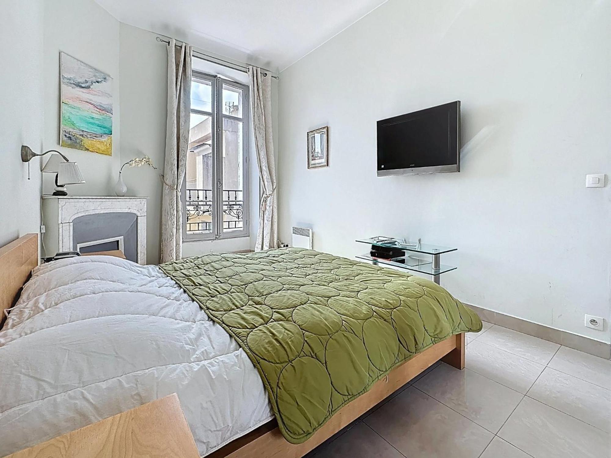 Apartment 2 Bedroom Forville. 8 Mins From The Palais. 328 *