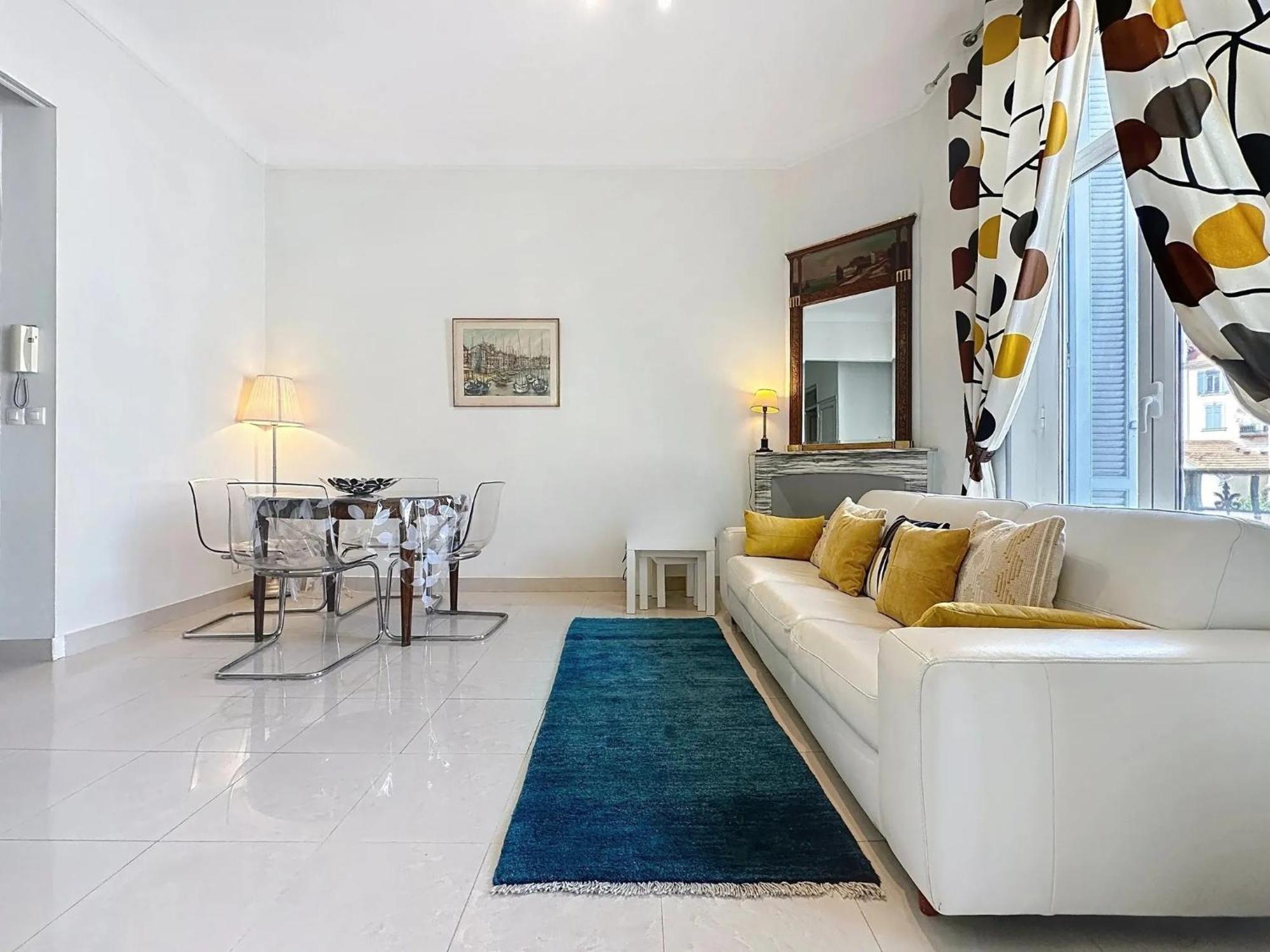 2 Bedroom Forville. 8 Mins From The Palais. 328 Apartment *